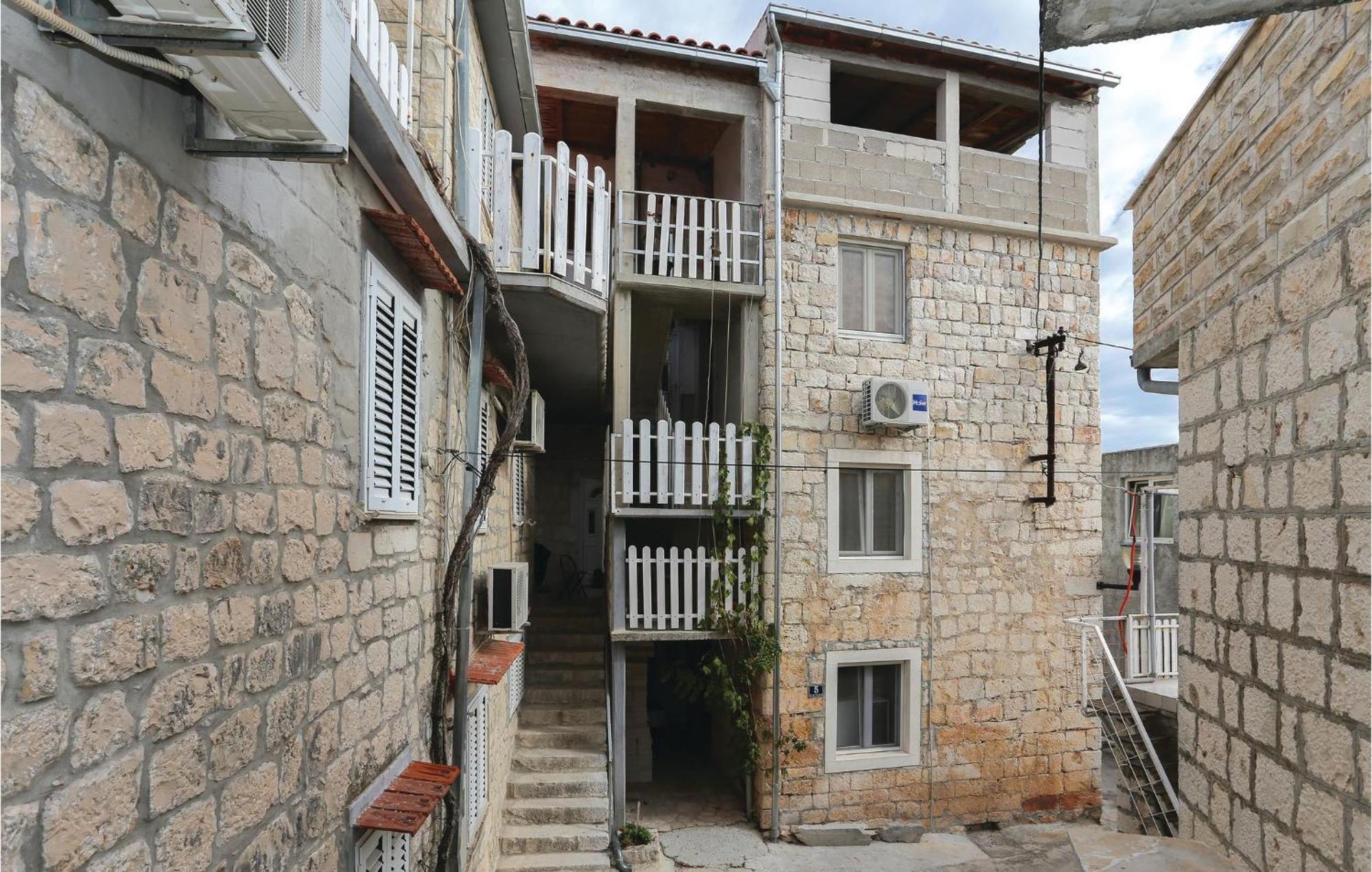 1 Bedroom Cozy Apartment In Slatine Exterior photo